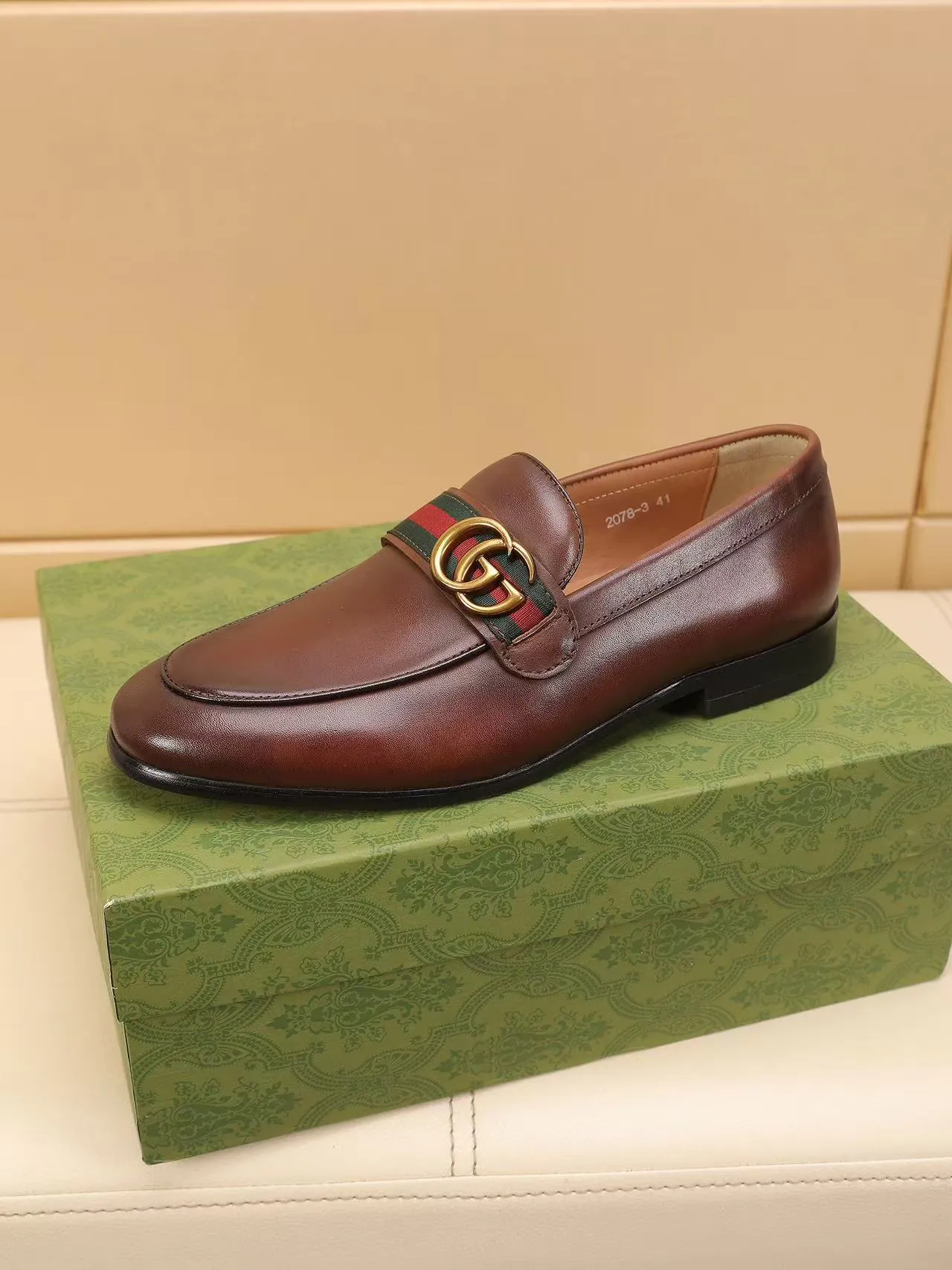 Men's men's shoes 💰440 🆘【GUCCI】Gucci ·🐂里· Hot-selling beanie shoes, top brand luxury, top quality, latest fashion beanie shoes.. The upper is made of original high mercerized smooth cow suede. (Full top-layer water-dyed 🐂 leather and lining). The original stylish and stylish soft rubber wear-resistant and non-slip outsole is light and comfortable on the foot, available in 2 colors! Matching code: 39-45 (38.46. Customized)